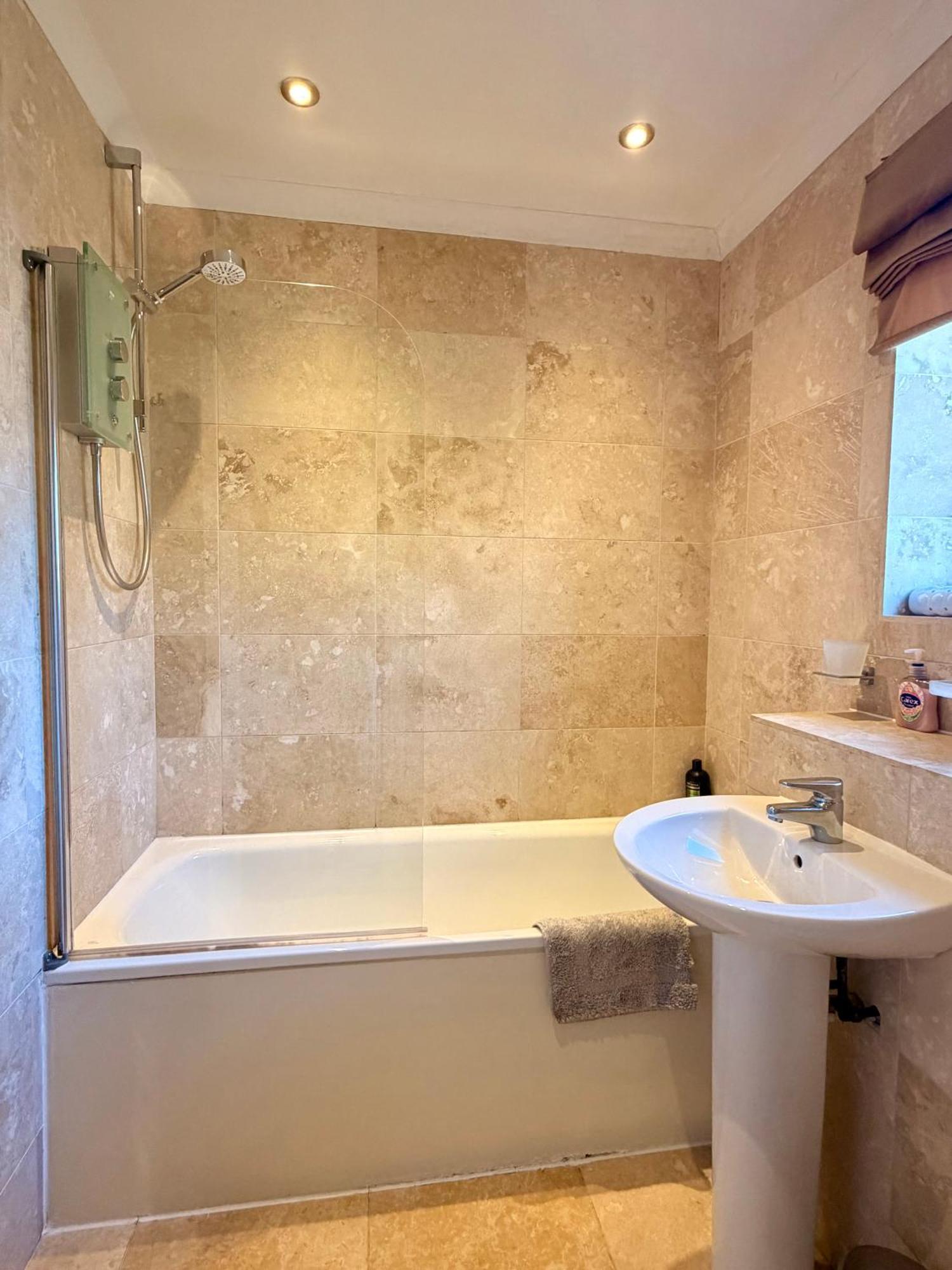Cosy 2 Bedroom Home With Free Parking Near City — Photos 2