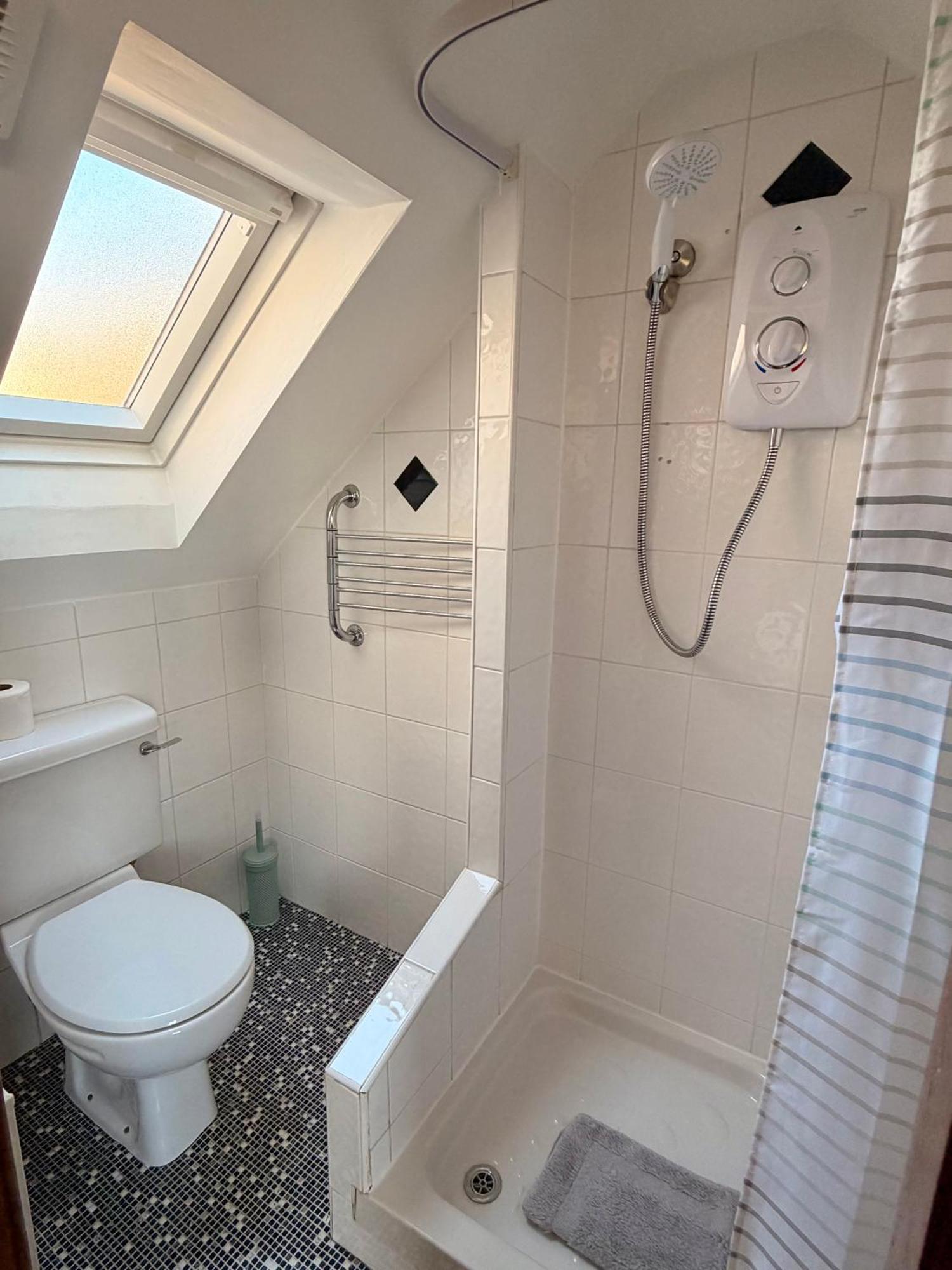 Cosy 2 Bedroom Home With Free Parking Near City — Photos 3